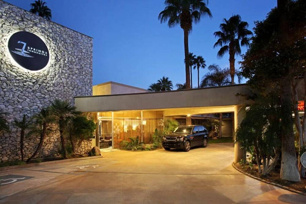 7 Springs Inn & Suites 1