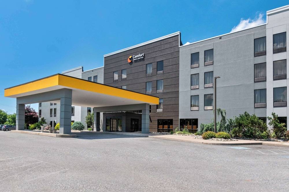 Comfort Inn & Suites York North 1