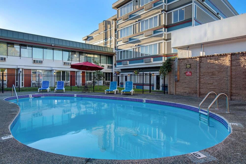 Days Inn by Wyndham Victoria Airport Sidney 1