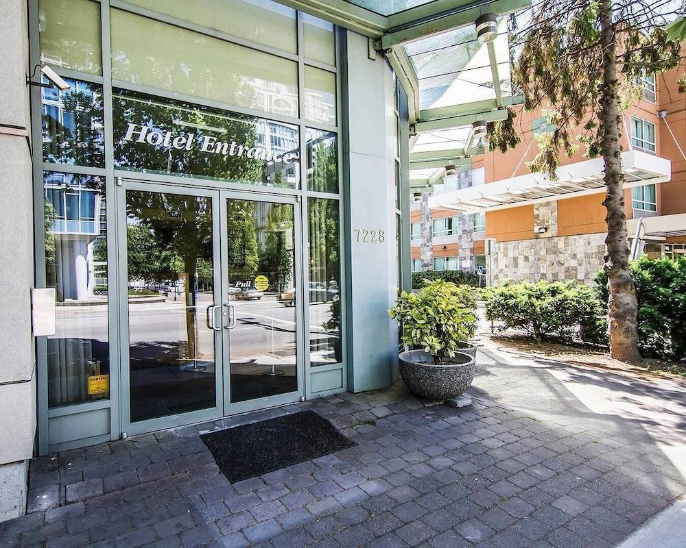 Comfort Hotel Vancouver Airport 1