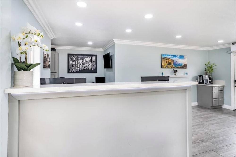 Aura Inn Monterey 2
