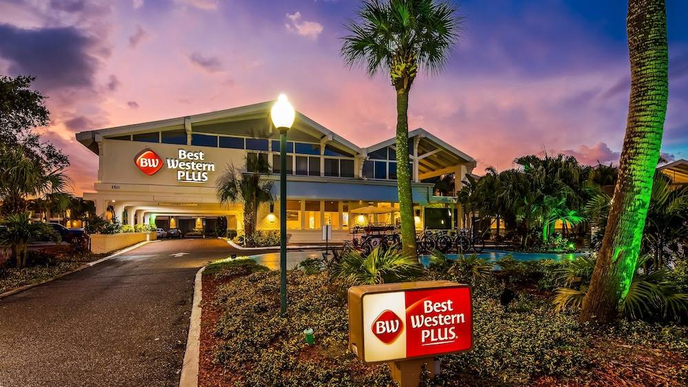 Best Western Plus Yacht Harbor Inn 1