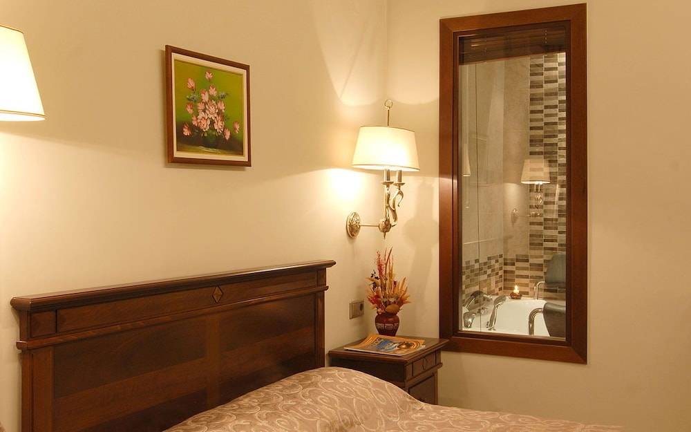 Mythos Hotel 2