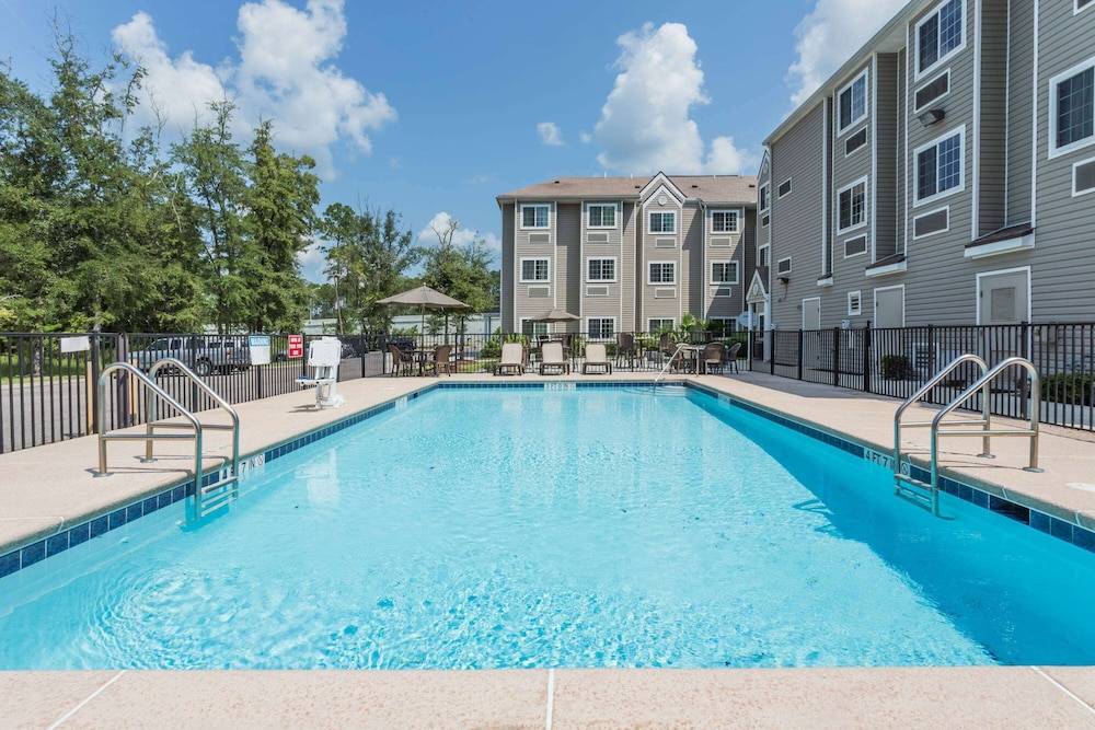 Microtel Inn & Suites by Wyndham Jacksonville Airport 2
