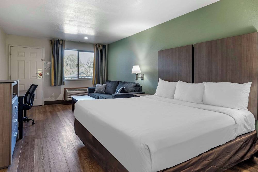 Econo Lodge Portland Airport 1