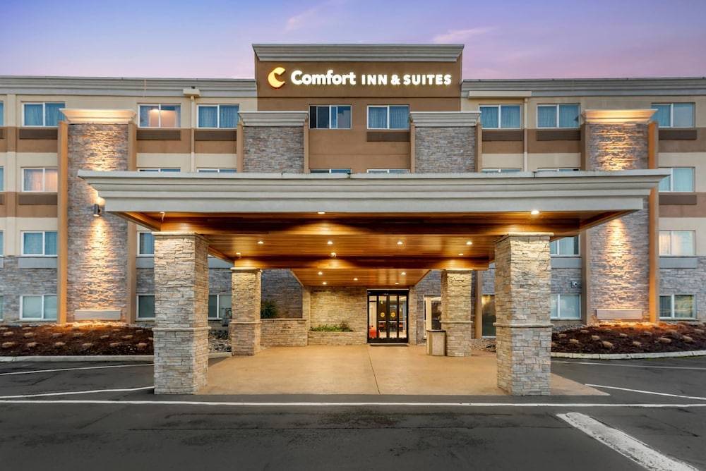 Comfort Inn & Suites Tigard near Washington Square 1