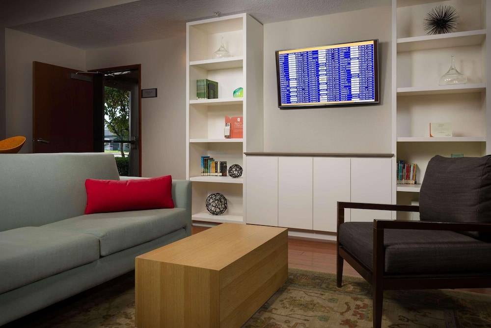 Country Inn & Suites by Radisson, Portland International Airport, OR 2