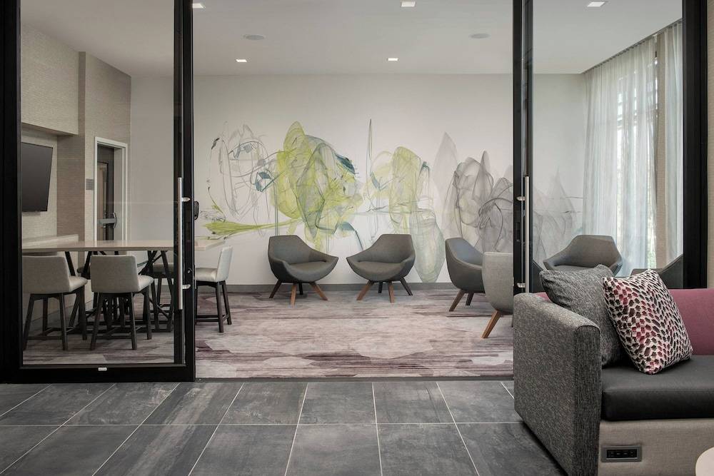 Courtyard by Marriott Portland East 2