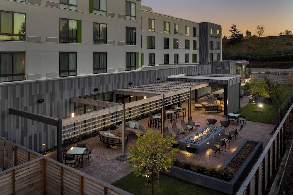 Courtyard by Marriott Portland East 1