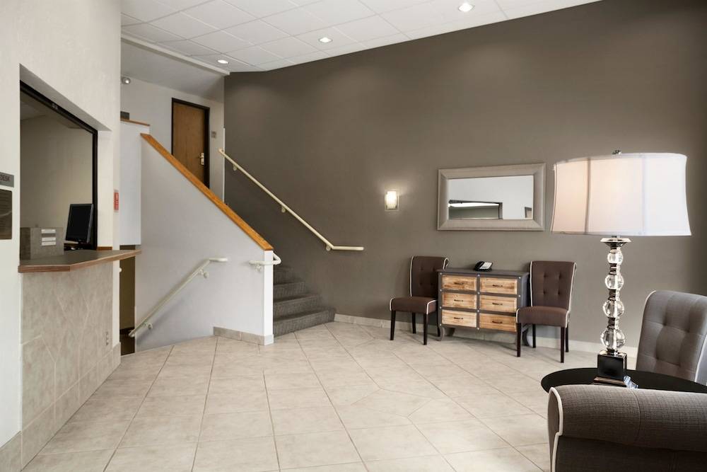 Super 8 by Wyndham Portland Airport 2