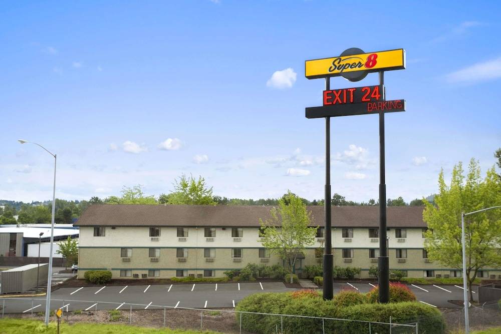 Super 8 by Wyndham Portland Airport 1