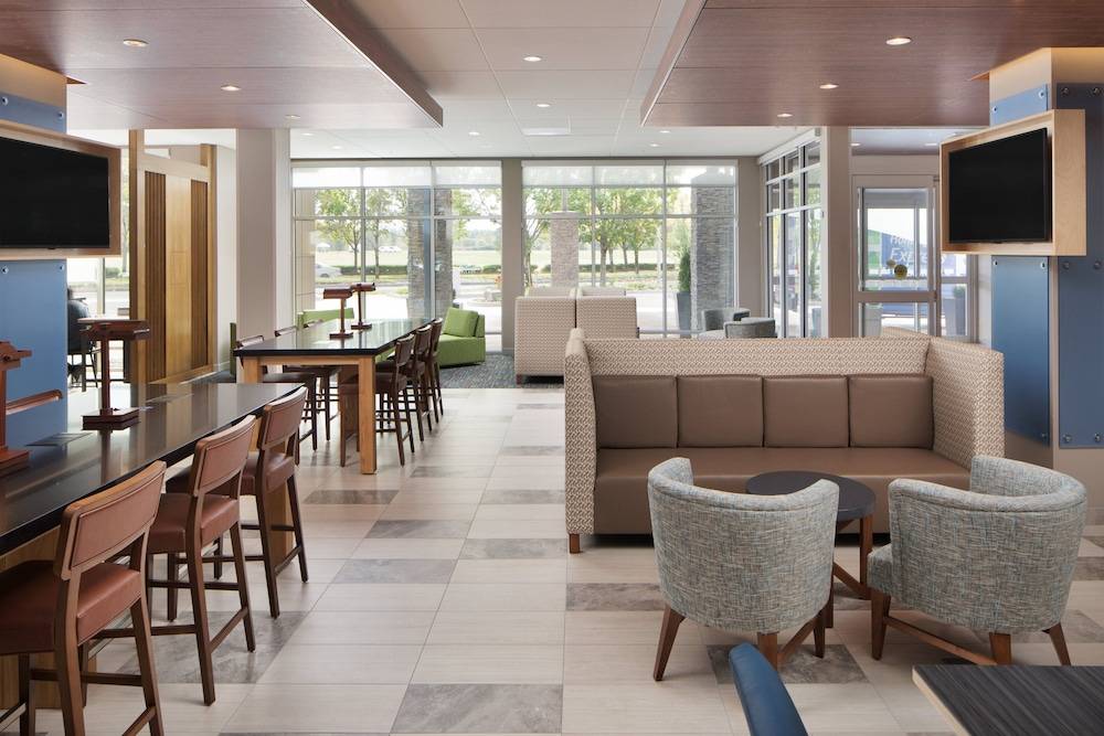 Holiday Inn Express & Suites PORTLAND AIRPORT by IHG 2