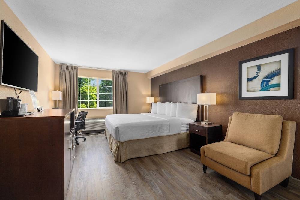 Ramada by Wyndham Portland 1