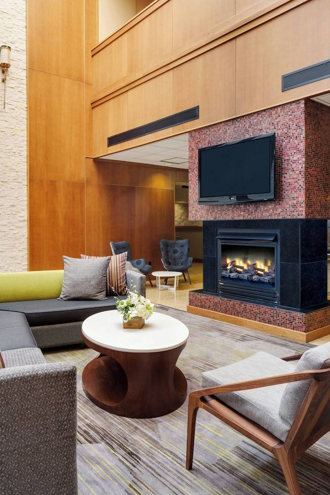 Courtyard by Marriott Boston Logan Airport 2