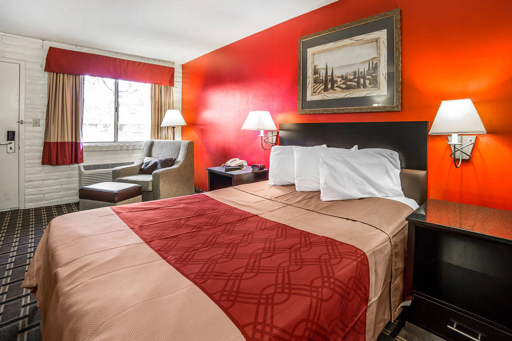 Econo Lodge Downtown 1