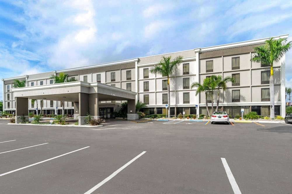 Comfort Inn & Suites St. Pete - Clearwater International Airport 1