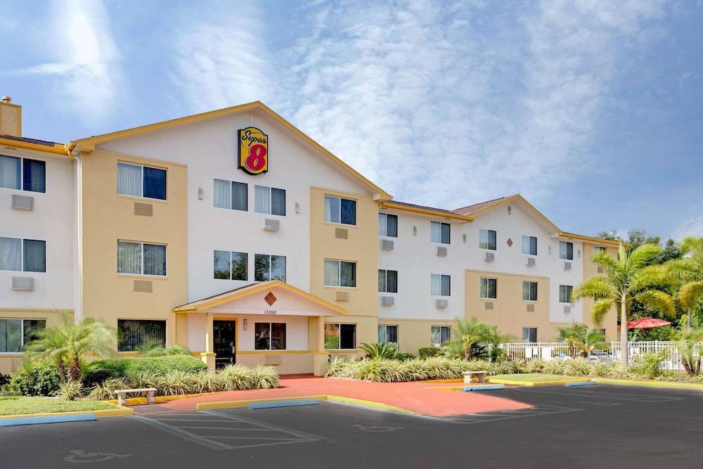 Super8 by Wyndham NEARBY Clearwater St Petersburg International Airport 1