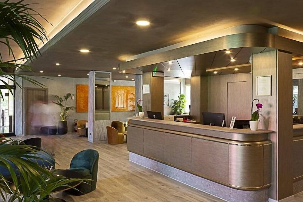 Hotel Embassy 1