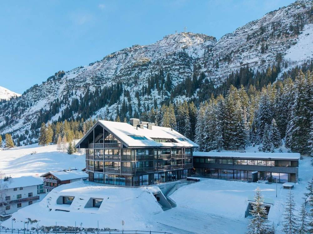 New Hotel Kristberg in Lech with SPA, outdoor pool and view 1