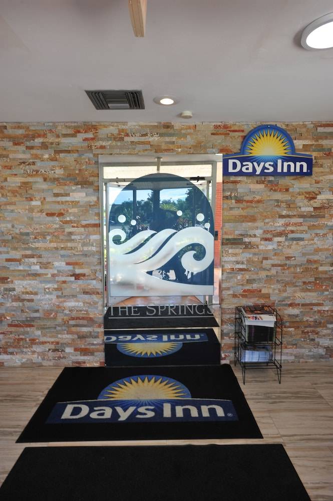Days Inn by Wyndham Fort Myers Springs Resort 2