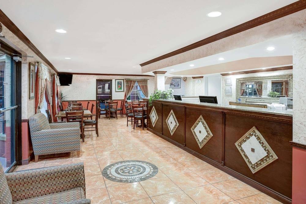 Howard Johnson by Wyndham Ft. Myers FL 2
