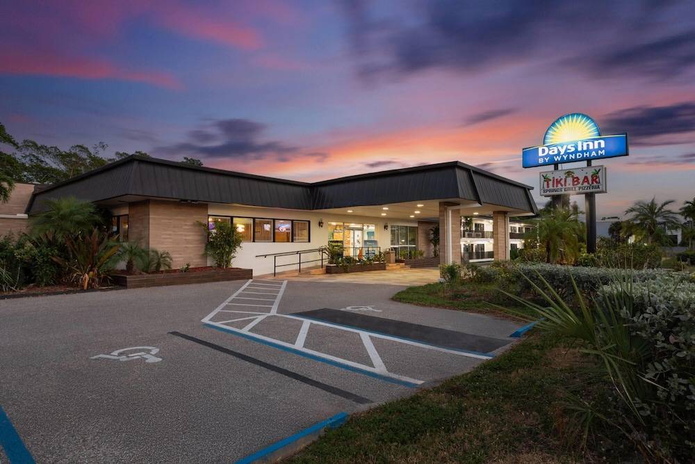 Days Inn by Wyndham Fort Myers Springs Resort 1