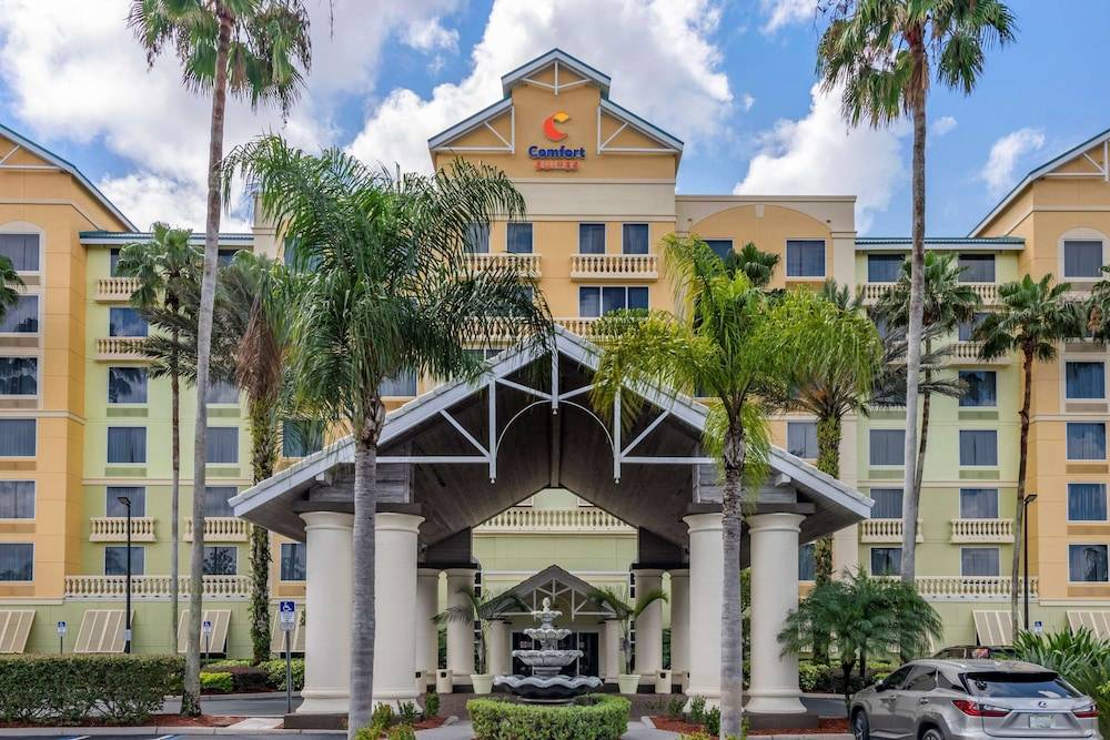 Comfort Suites Maingate East 1