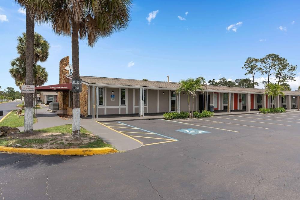 Super 8 by Wyndham Kissimmee-Orlando 1