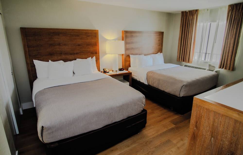 Quality Inn & Suites By the Parks 1
