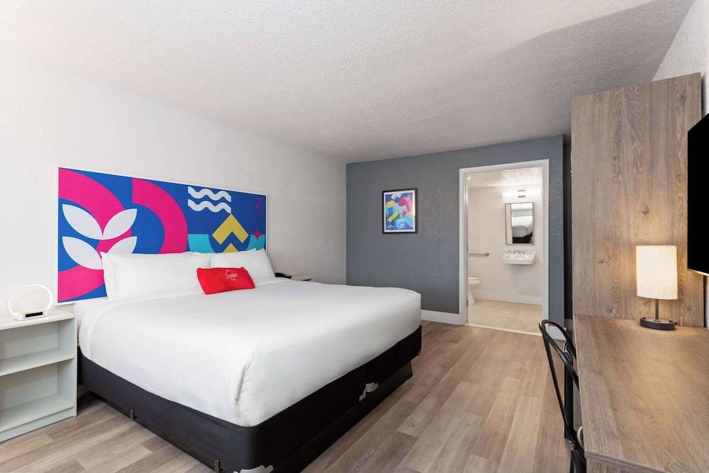 Howard Johnson by Wyndham Orlando Lake Buena Vista South 1