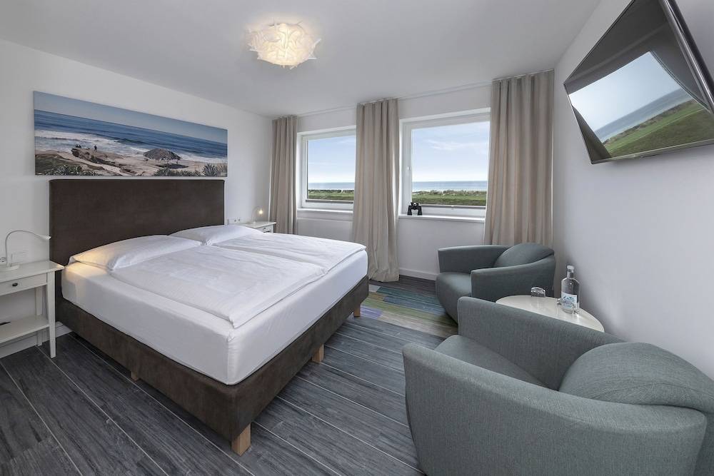 Beach Hotel California 1