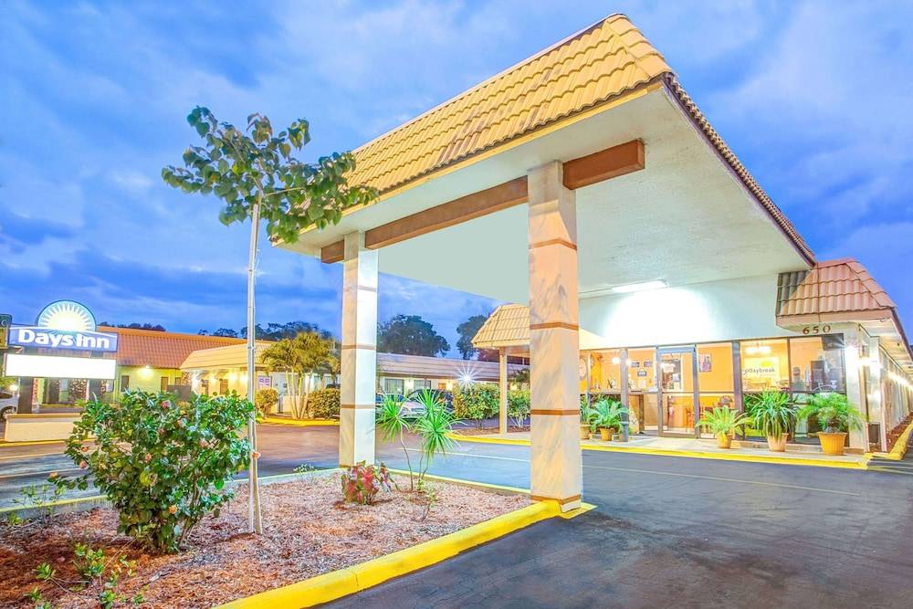 Days Inn by Wyndham St. Petersburg Central 1