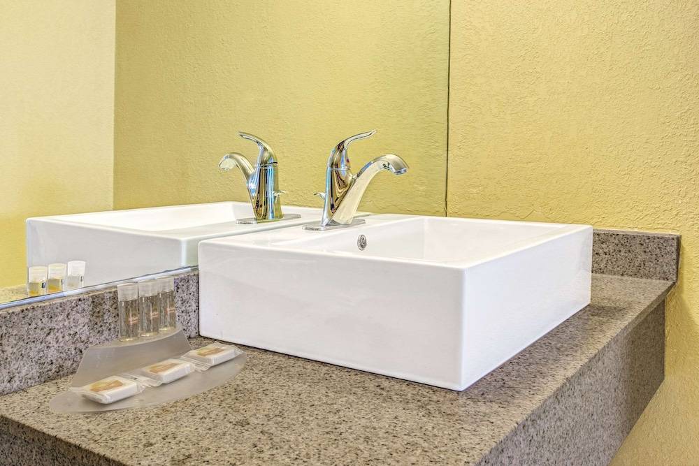 Days Inn by Wyndham St. Petersburg Central 2