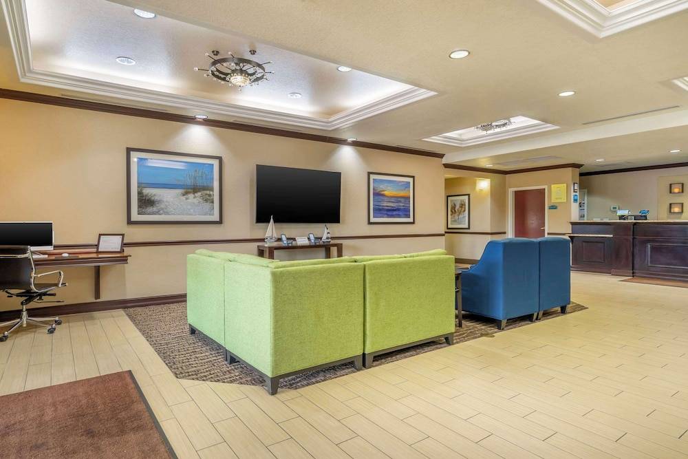 Comfort Inn & Suites Northeast - Gateway 2