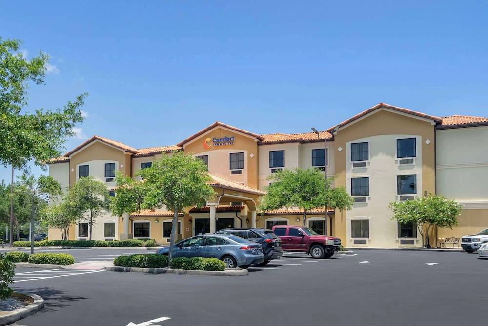 Comfort Inn & Suites Northeast - Gateway 1
