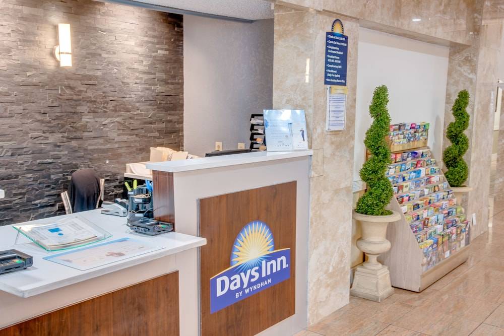 Days Inn by Wyndham St. Petersburg / Tampa Bay Area 2