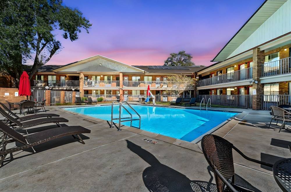 Ramada by Wyndham Temple Terrace/Tampa North 1
