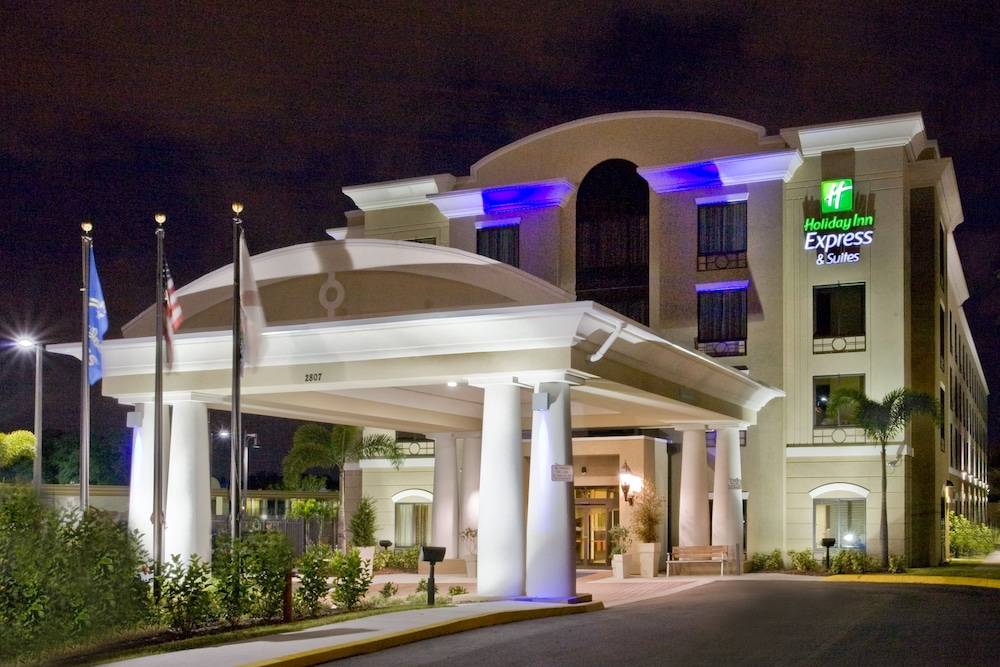 Holiday Inn Express & Suites TAMPA -USF-BUSCH GARDENS by IHG 1