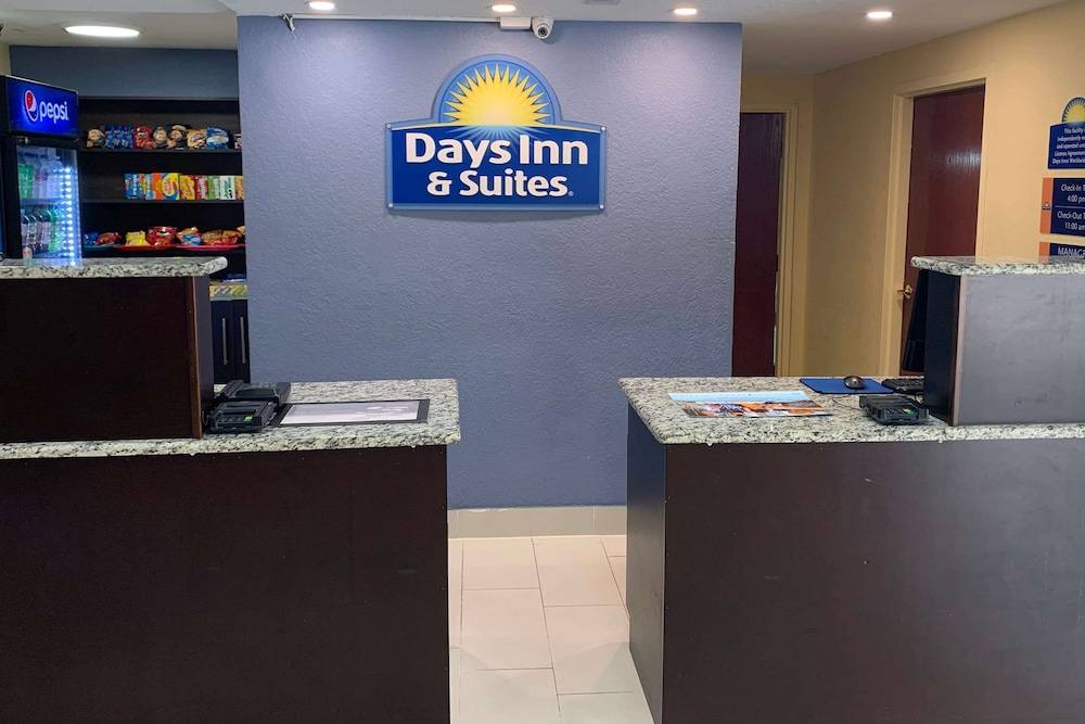 Days Inn & Suites by Wyndham Tampa/Raymond James Stadium 1