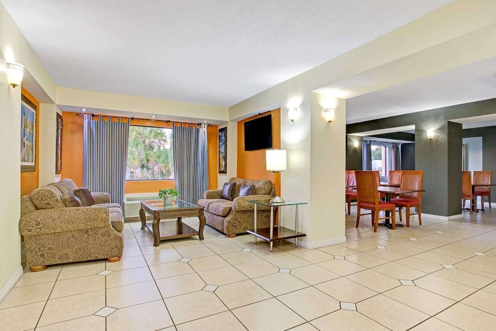 Days Inn & Suites by Wyndham Tampa Fairground-Casino-Ybor 1