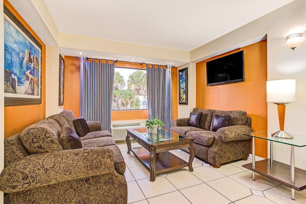 Days Inn & Suites by Wyndham Tampa Fairground-Casino-Ybor 2