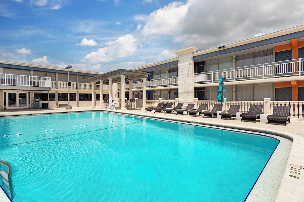 Quality Inn and Conference Center Tampa-Brandon 1