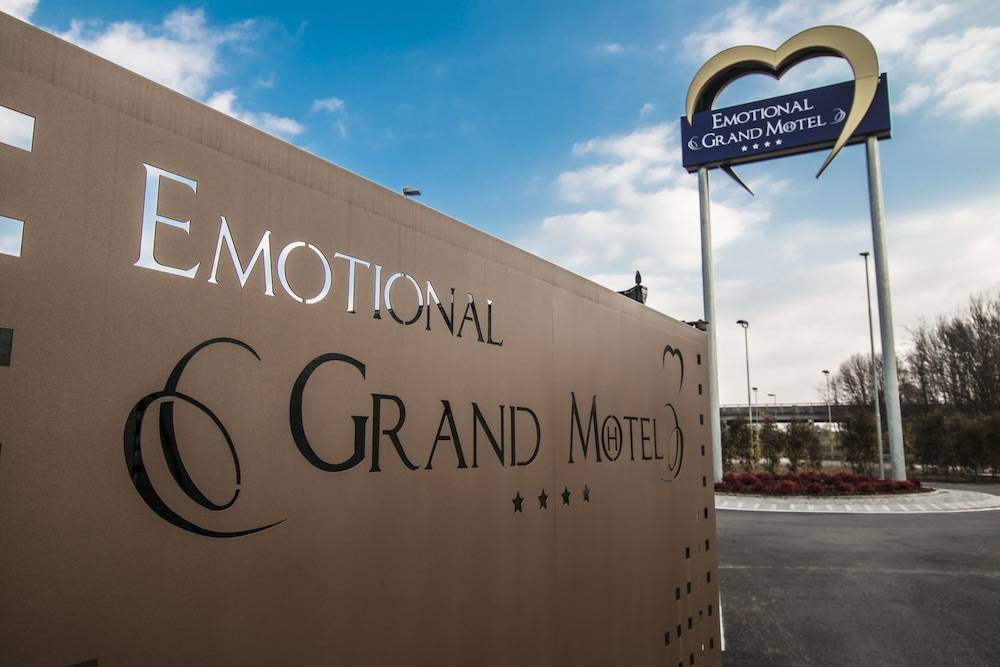 Emotional Grand Motel 1