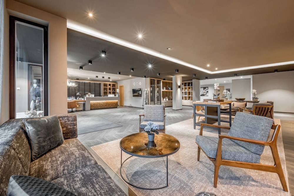 AlpenParks Hotel & Apartment Arlberg Warth mit Pool 2
