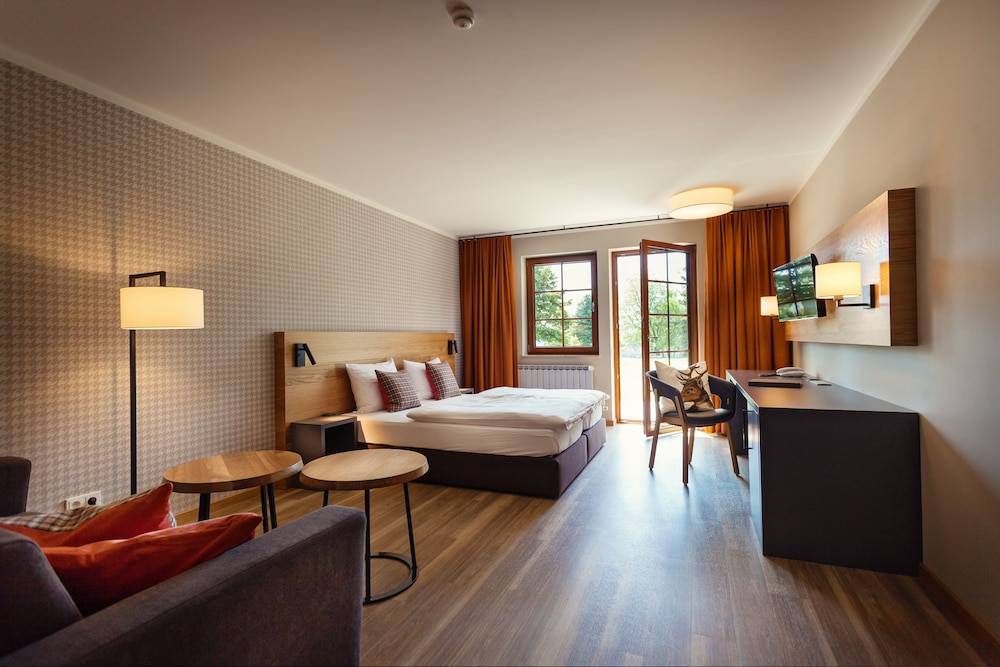 Waldhotel Kreuztanne 1