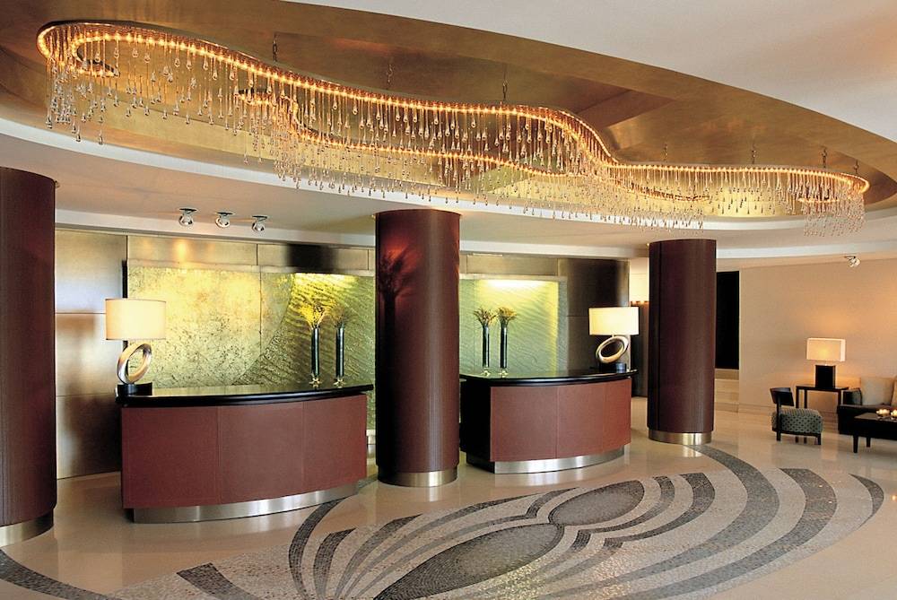 Amphitryon Hotel 2