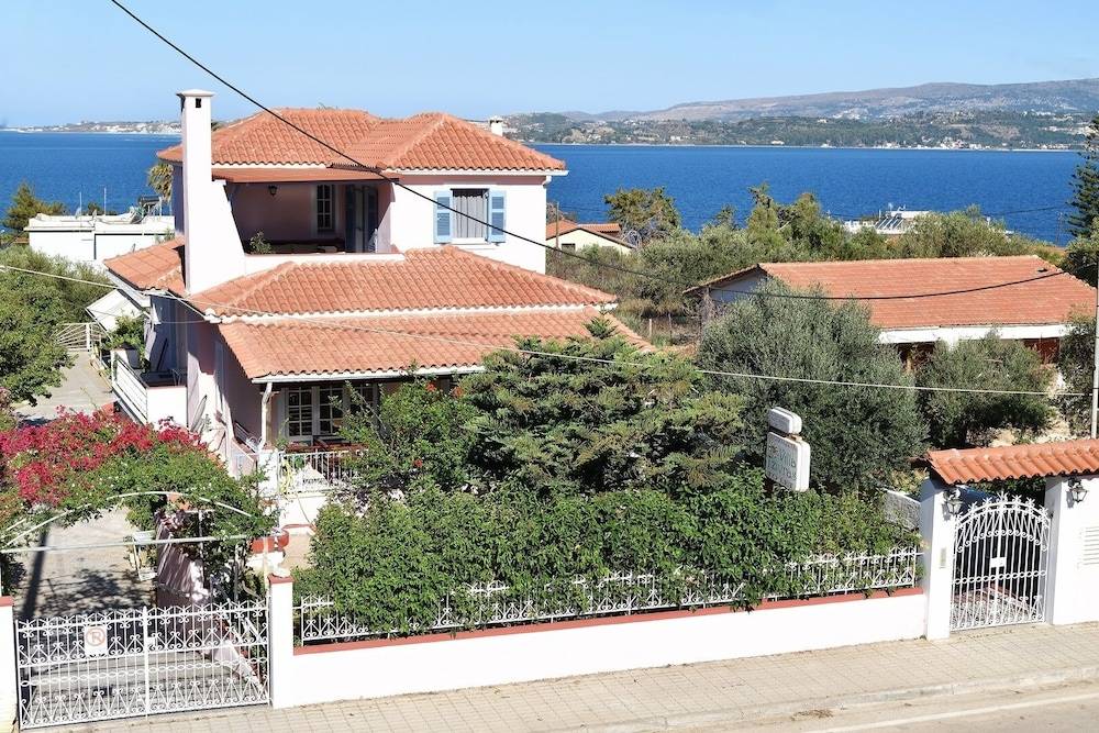 Tzivras Villa & Apartments 1