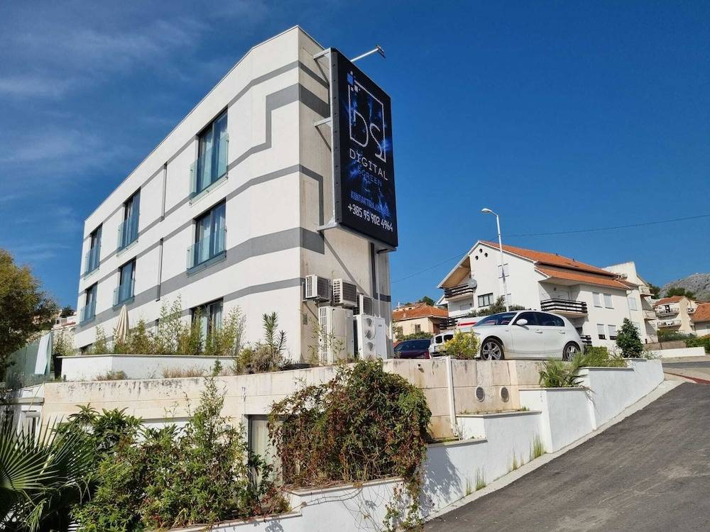 Jona Rooms Podstrana 1