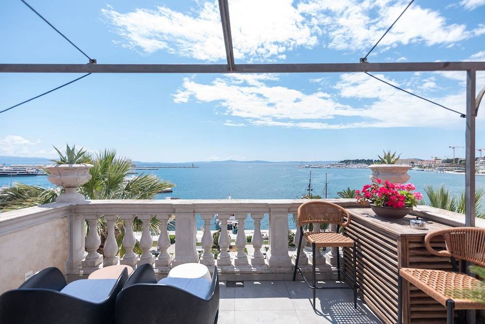 Riva Luxury Suites 1