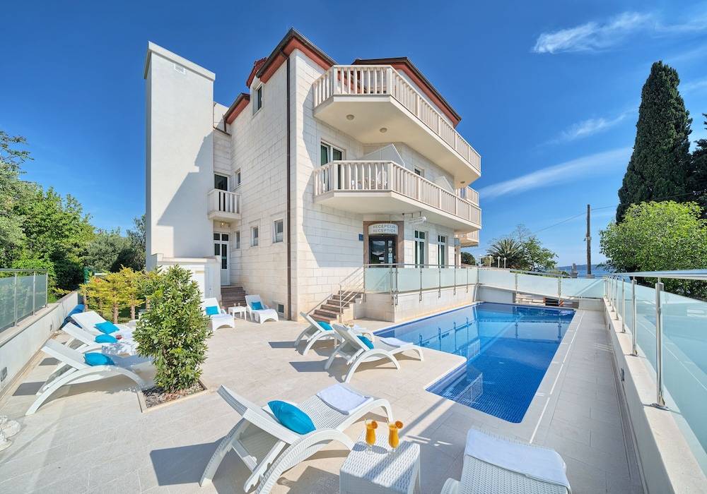 Hotel Riva Kaštela with swimming pool 1